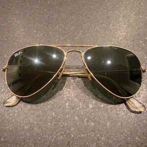 Ray-Ban Men’s Gold Aviator Sunglasses, Green Lens Classic Pilot Style, Small